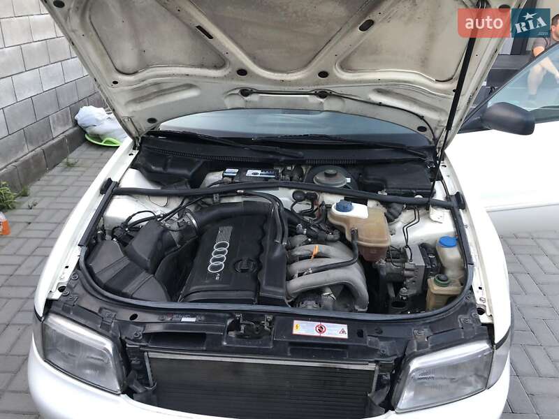 Седан Audi A4 1996 в Ровно