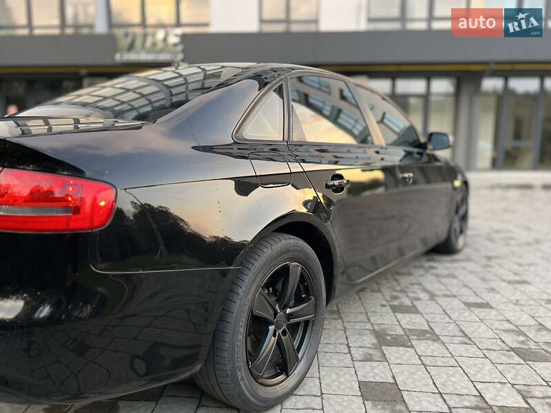 Седан Audi A4 2014 в Новояворовске