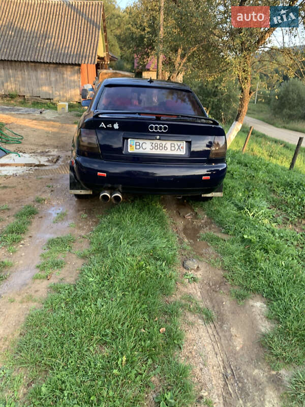 Седан Audi A4 1996 в Стрілках