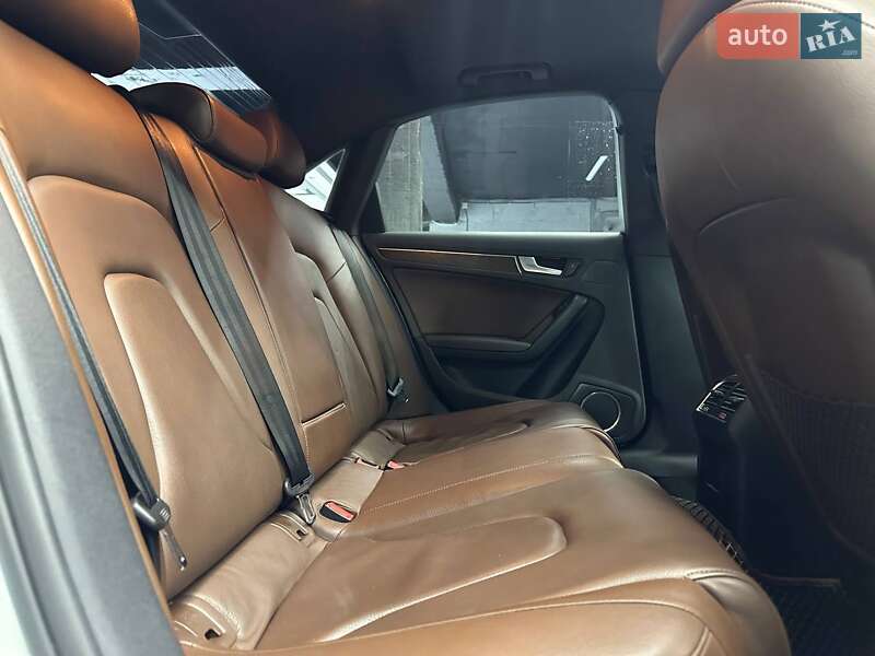 Седан Audi A4 2012 в Чернівцях