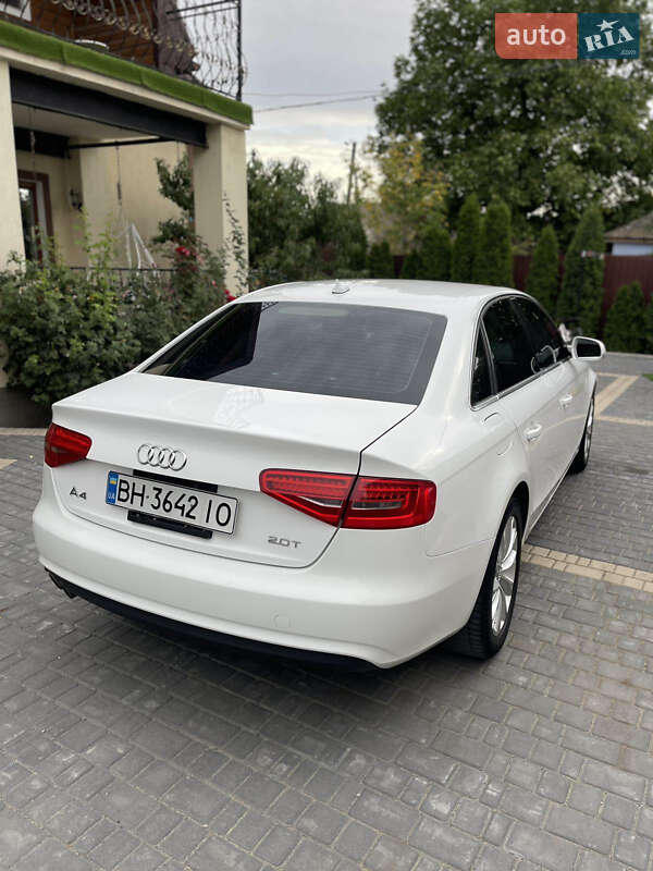 Седан Audi A4 2012 в Ананьеве