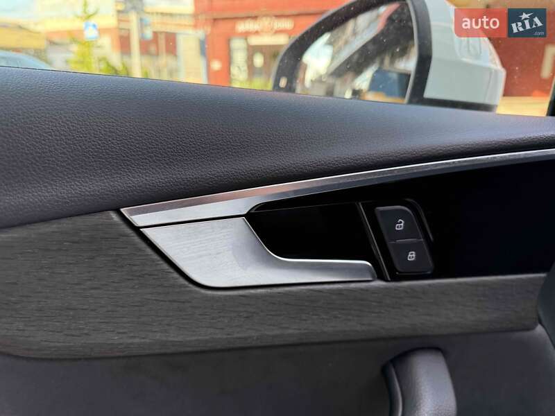 Седан Audi A4 2023 в Львове