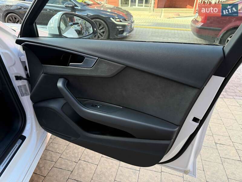 Седан Audi A4 2023 в Львове