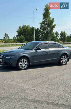 Седан Audi A4 2010 в Ромнах