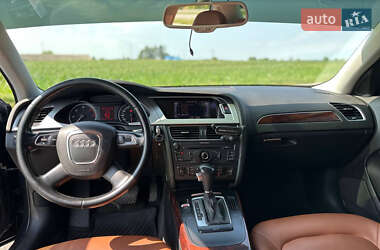 Седан Audi A4 2010 в Ромнах