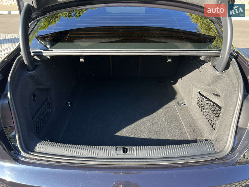 Седан Audi A4 2016 в Киеве