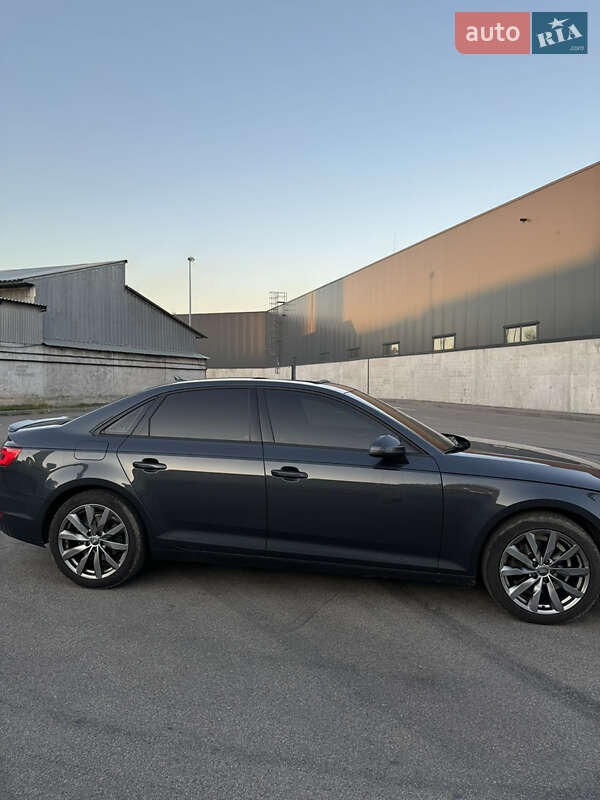 Седан Audi A4 2017 в Киеве