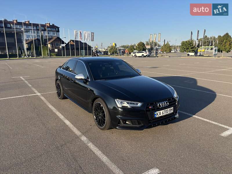 Седан Audi A4 2017 в 