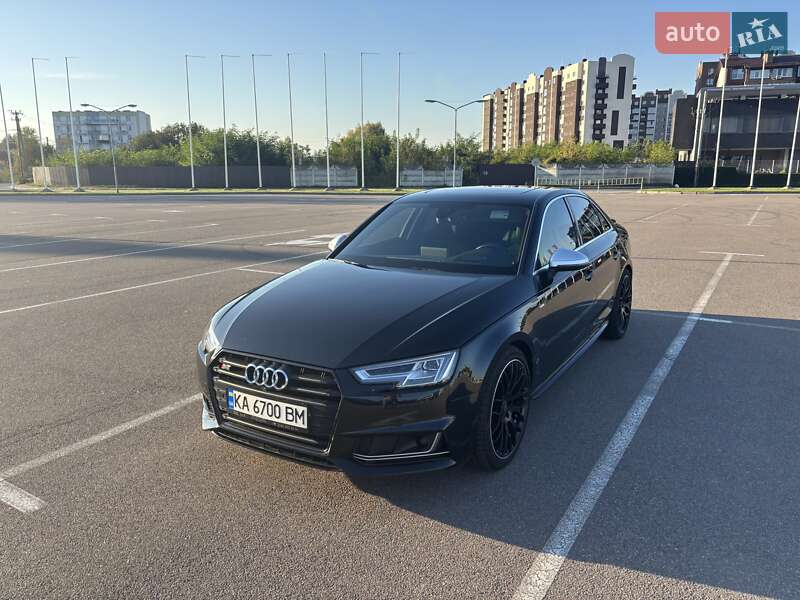 Седан Audi A4 2017 в Киеве