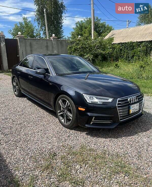 Седан Audi A4 2018 в 