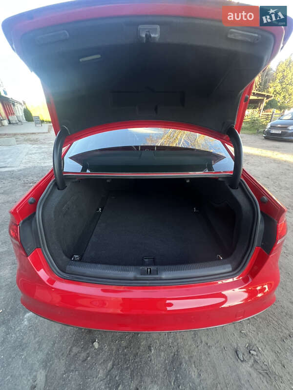 Седан Audi A4 2015 в Дубно