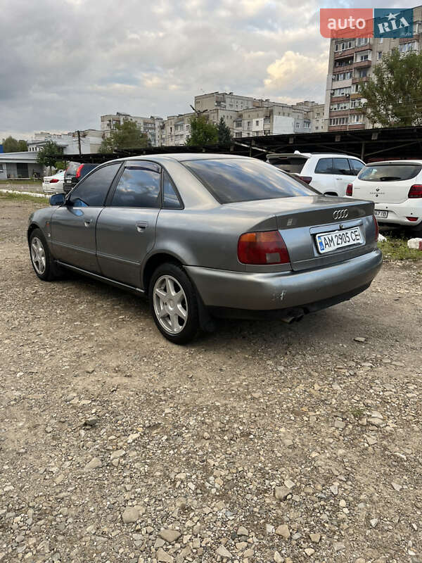 Седан Audi A4 1995 в Дрогобыче