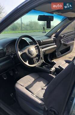 Седан Audi A4 1995 в Косові
