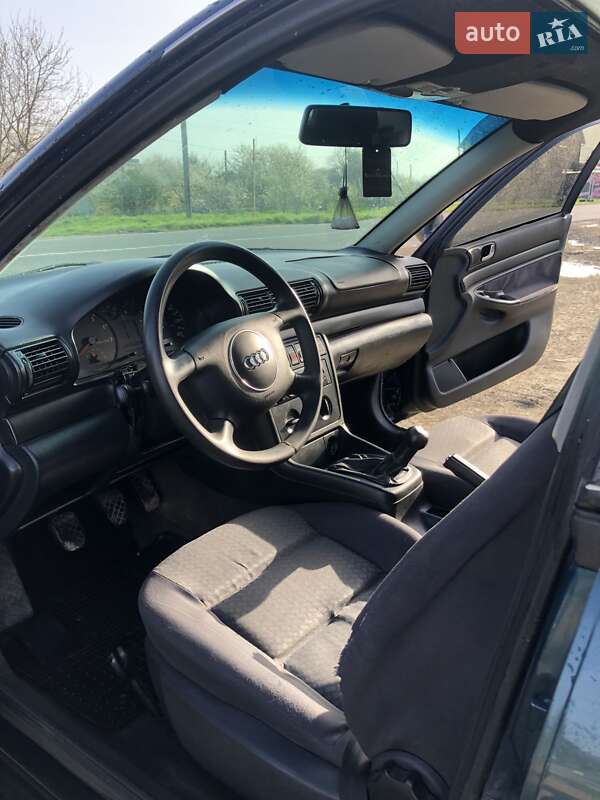 Седан Audi A4 1995 в Косові