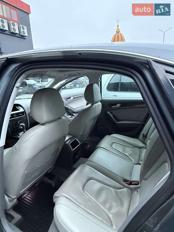 Седан Audi A4 2011 в Буковеле