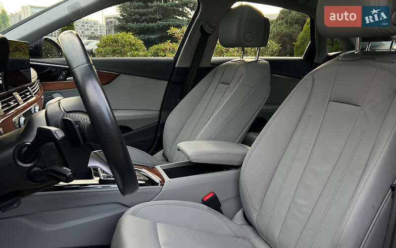 Седан Audi A4 2022 в Львове