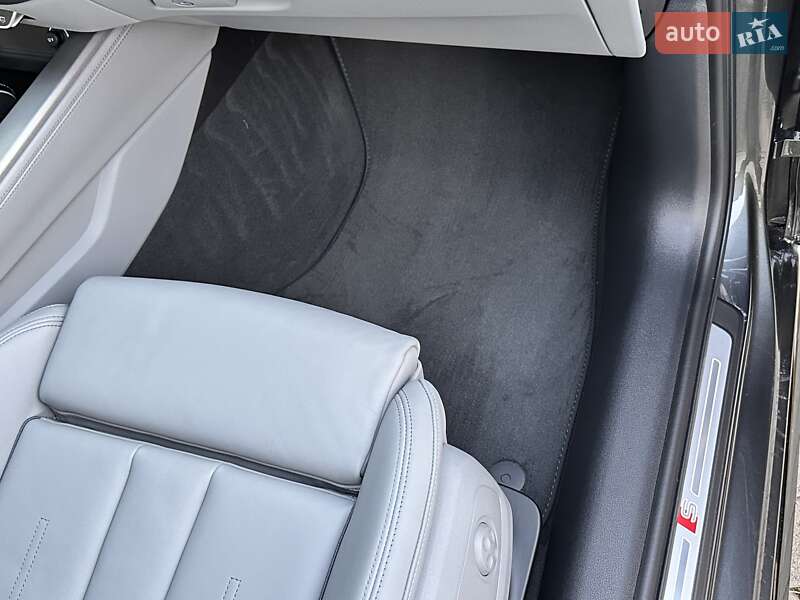 Седан Audi A4 2024 в Львове