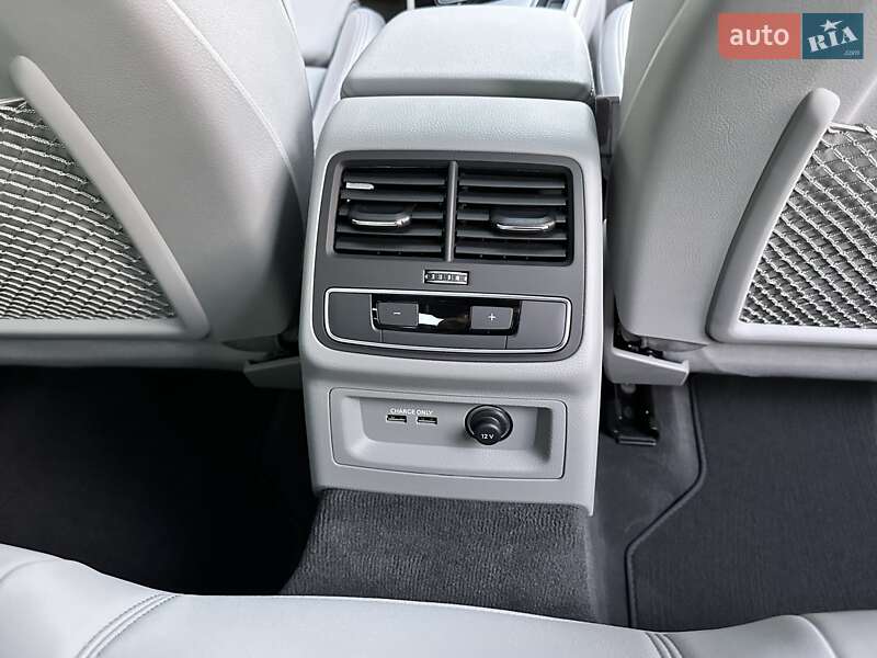 Седан Audi A4 2024 в Львове