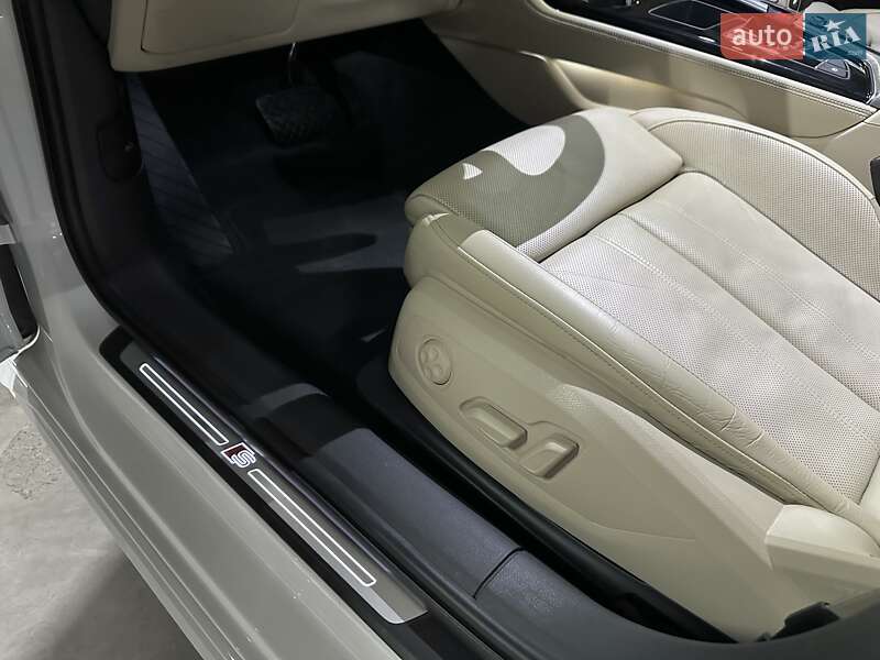 Седан Audi A4 2020 в Дніпрі