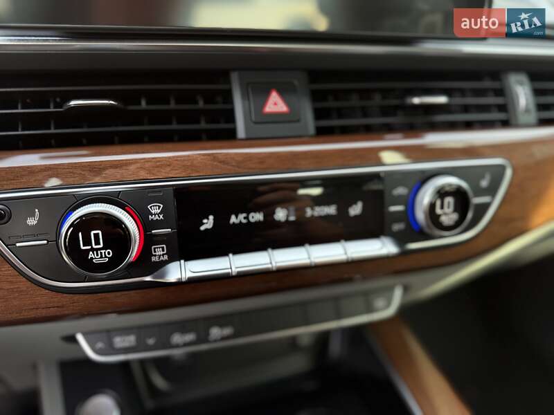 Седан Audi A4 2022 в Львове