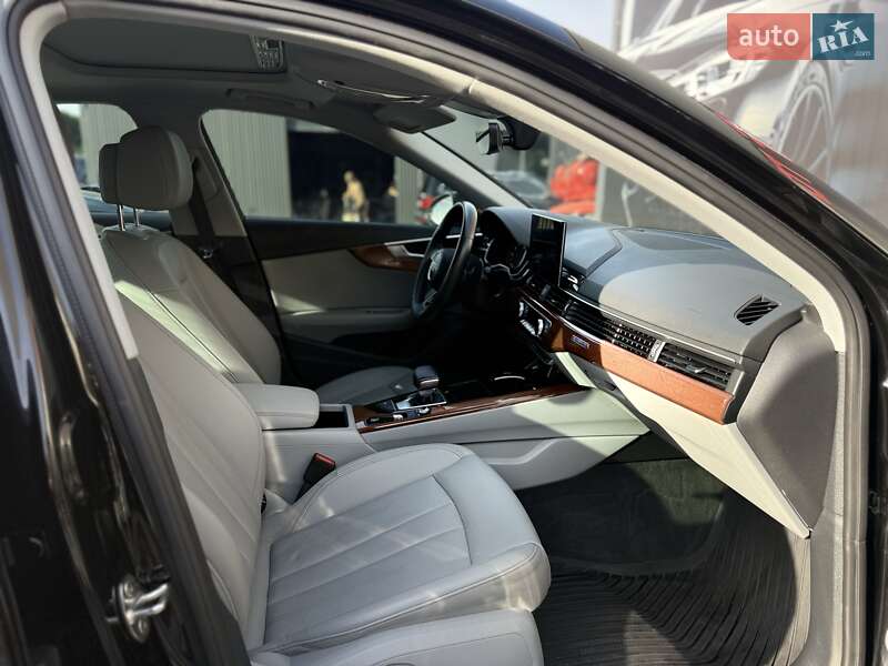 Седан Audi A4 2022 в Львове