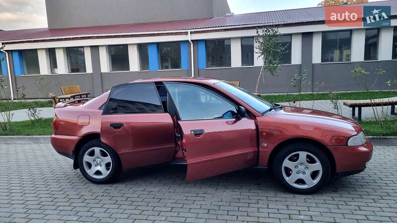 Седан Audi A4 1996 в Луцке