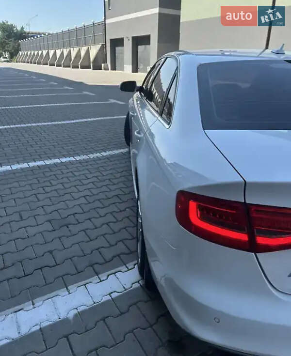 Седан Audi A4 2015 в Львове