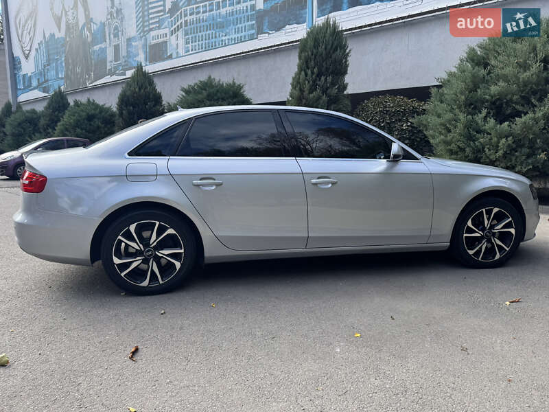 Седан Audi A4 2012 в Дніпрі