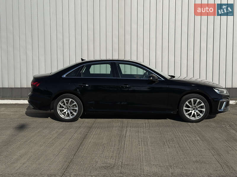 Седан Audi A4 2021 в Чернівцях