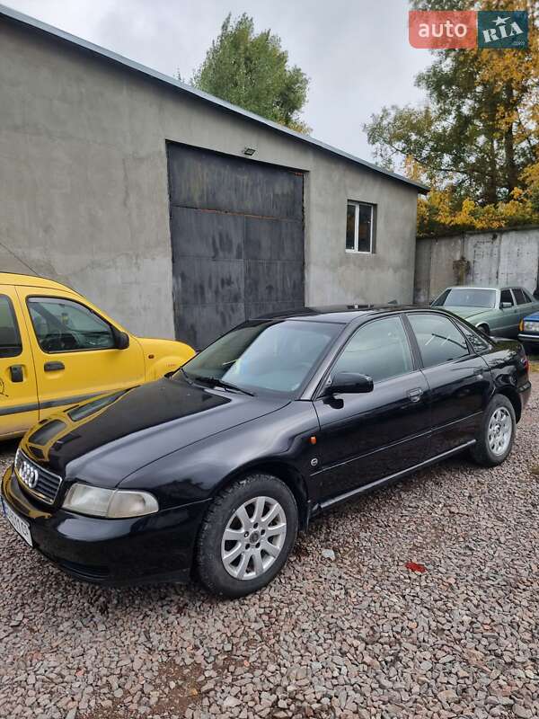Седан Audi A4 1995 в Кременці