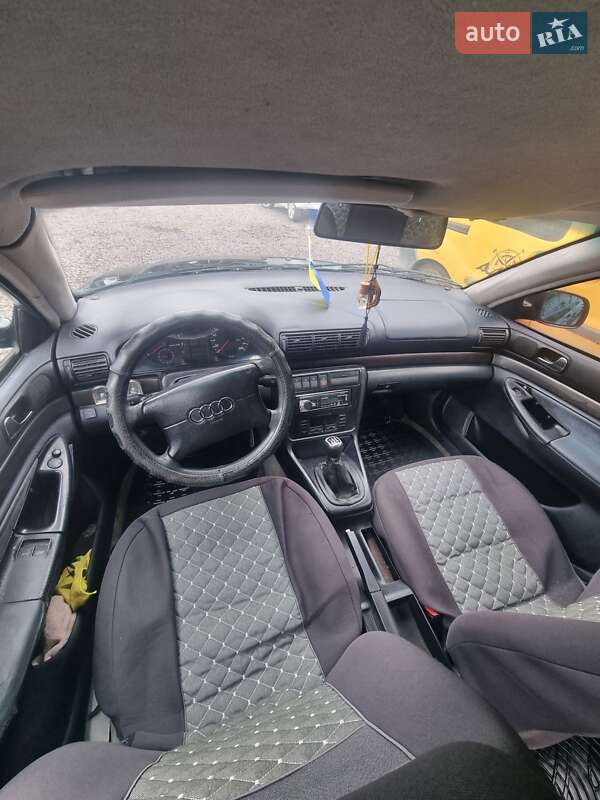 Седан Audi A4 1995 в Кременці