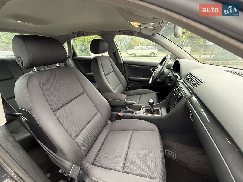 Седан Audi A4 2004 в Могилев-Подольске