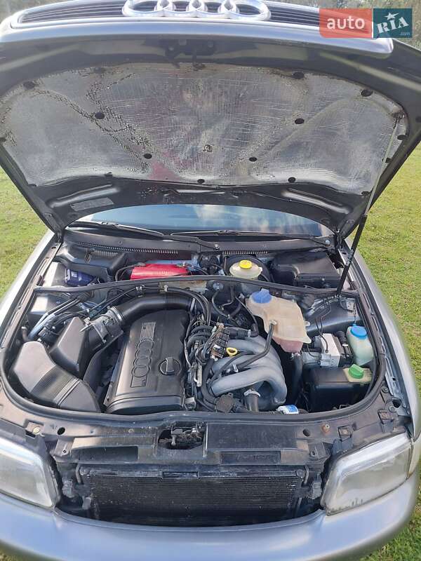 Седан Audi A4 1995 в Остроге