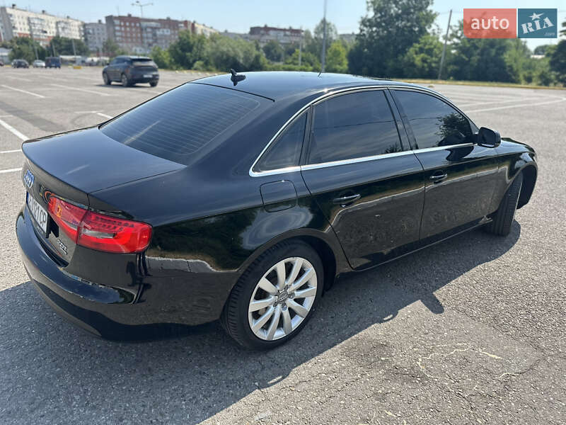 Седан Audi A4 2012 в Чернівцях