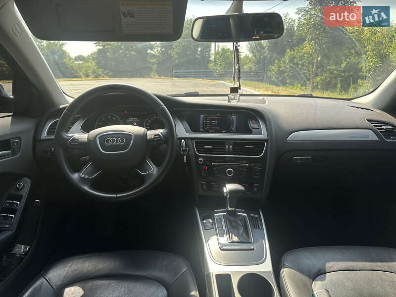 Седан Audi A4 2012 в Чернівцях