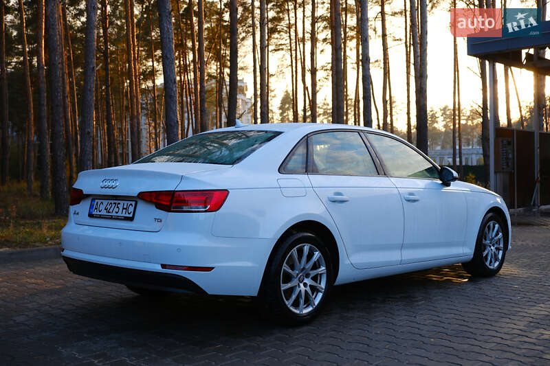 Седан Audi A4 2017 в Киеве