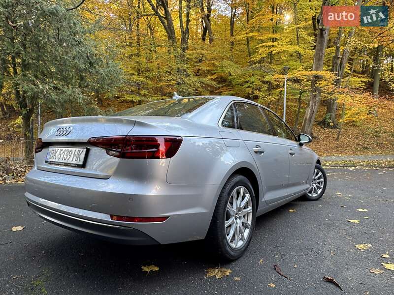 Седан Audi A4 2018 в Львове