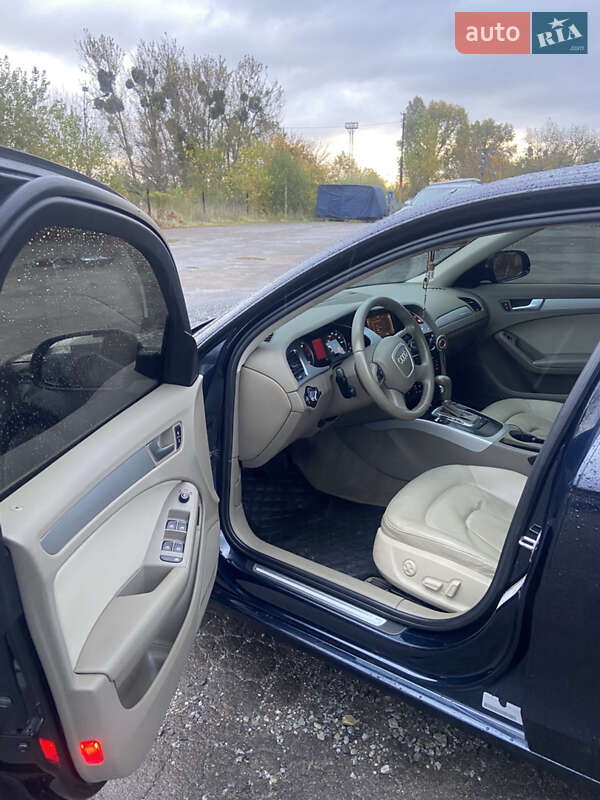 Седан Audi A4 2011 в Львові
