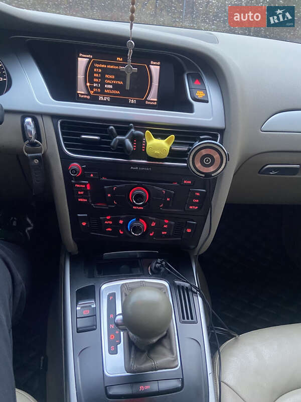Седан Audi A4 2011 в Львові