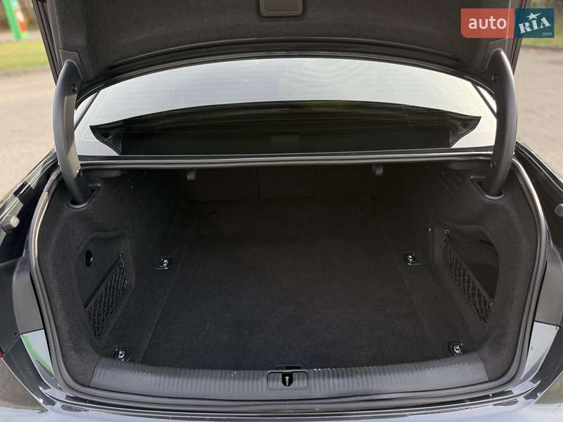 Седан Audi A4 2016 в Радивиліві