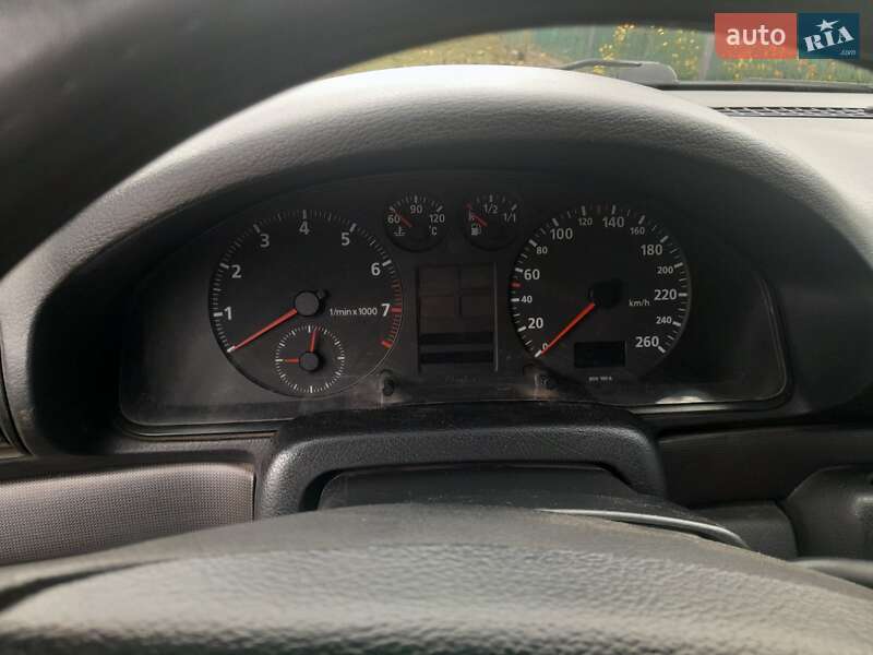 Седан Audi A4 1995 в Бурині