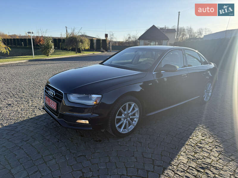 Седан Audi A4 2015 в Жовкве