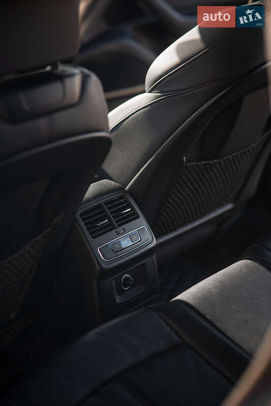 Седан Audi A4 2018 в Львове