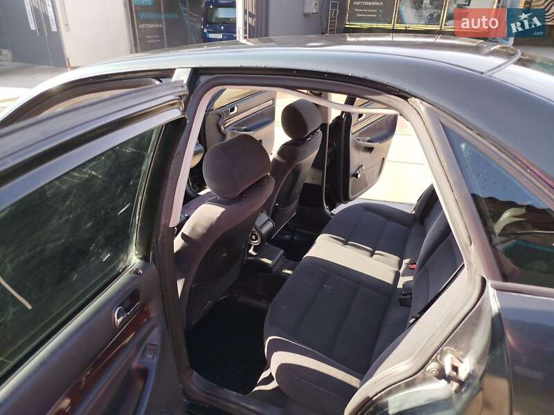 Седан Audi A4 1996 в Новоселиці