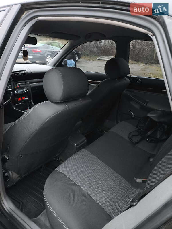 Седан Audi A4 1998 в Золочеве