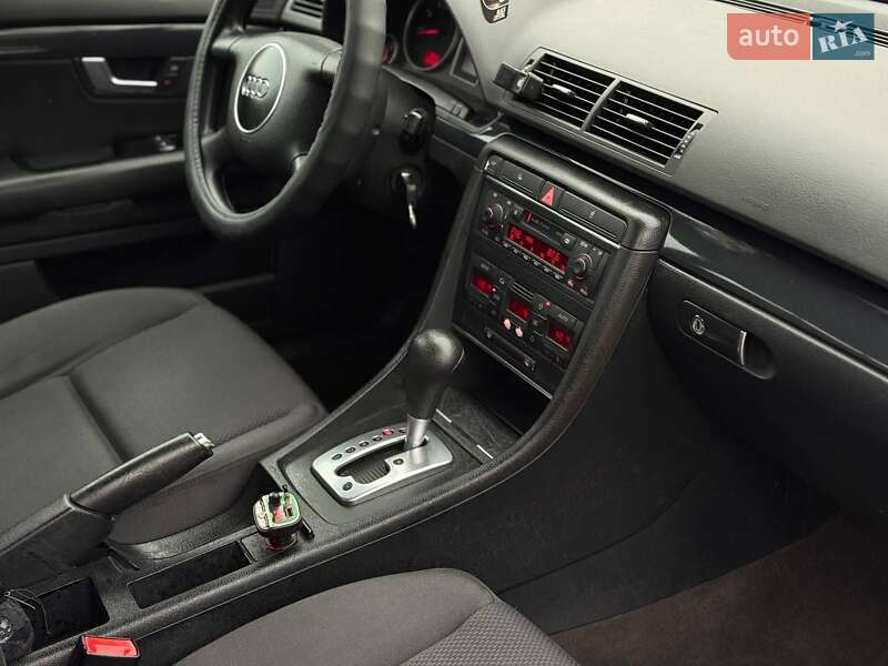 Седан Audi A4 2003 в Долине