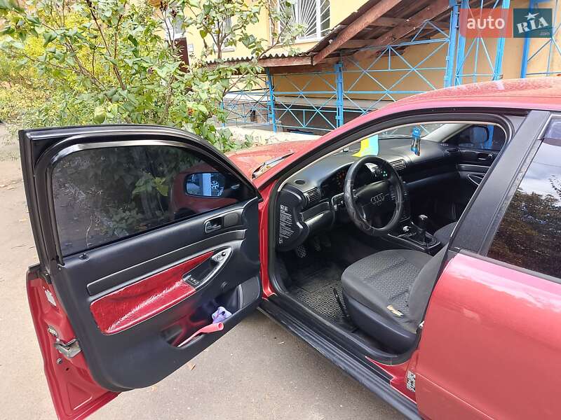 Седан Audi A4 1995 в Измаиле