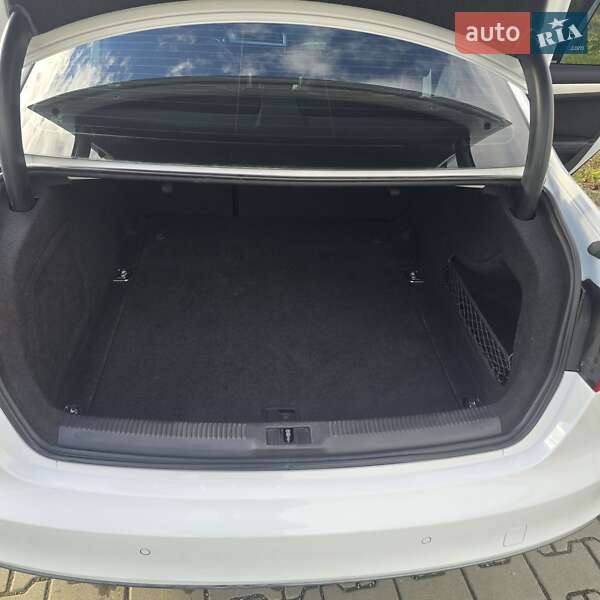 Седан Audi A4 2015 в Кутах