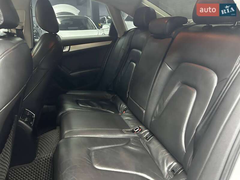 Седан Audi A4 2012 в Черновцах