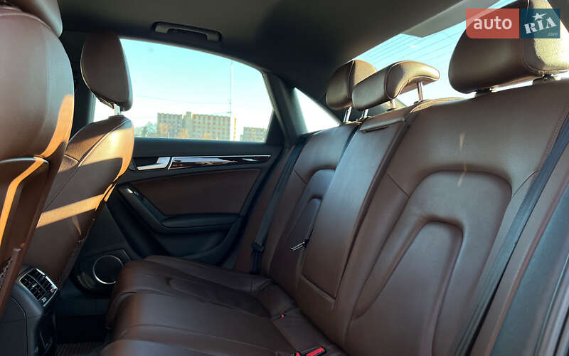 Седан Audi A4 2014 в Львові